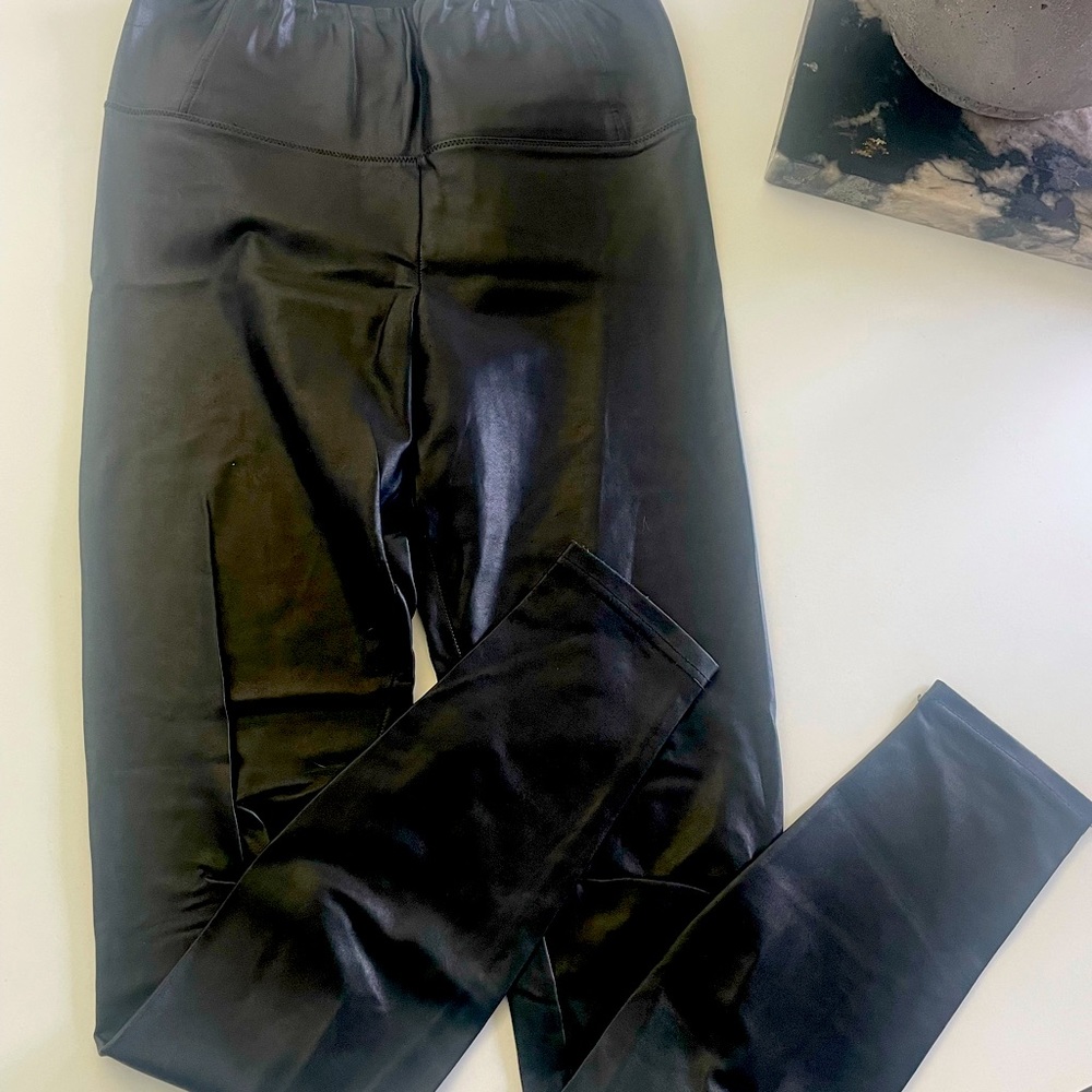 Aritzia / Wilfred faux leather leggings size M